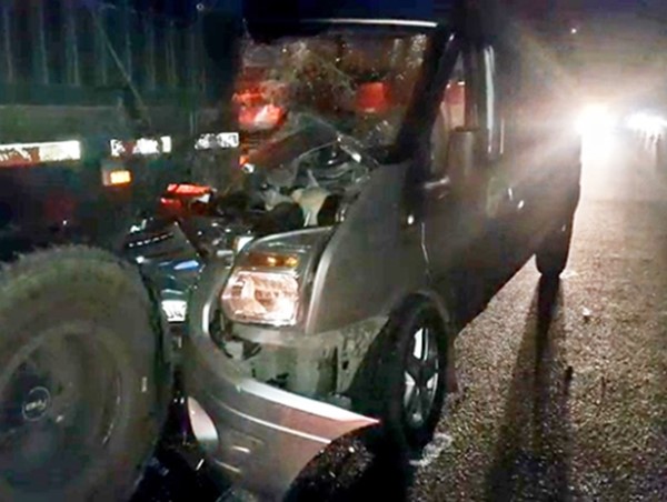 Lao vào xe đầu kéo đang dừng trên cao tốc, tài xế may mắn thoát chết