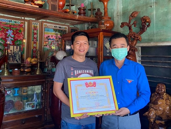 Tìm người thân cho cháu bé bị lạc lúc 1 giờ sáng, nam thanh niên được tặng bằng khen