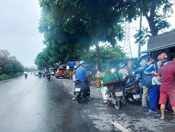 Phớt lờ lệnh cấm, chợ “cóc” vẫn họp tràn đường gom Đại lộ Thăng Long