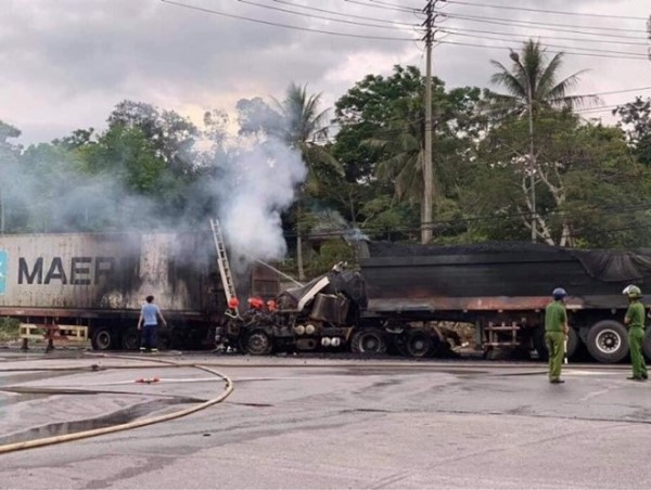 Tai nạn giữa xe đầu kéo và xe container, cả 2 xe bốc cháy