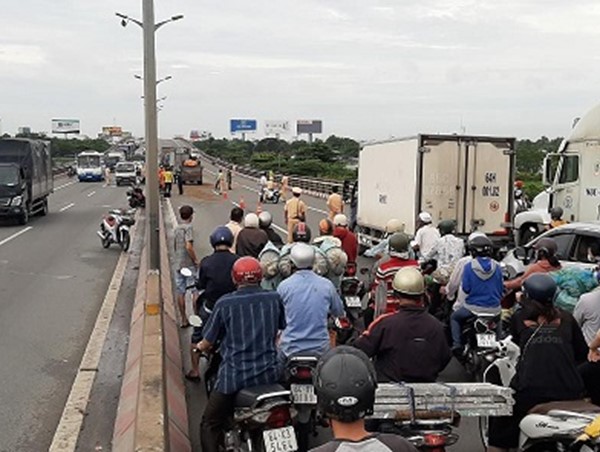 Tai nạn giao thông mới nhất hôm nay 26/5: Lái xe bồn ngủ gật gây tai nạn giao thông liên hoàn trên cầu Cần Thơ