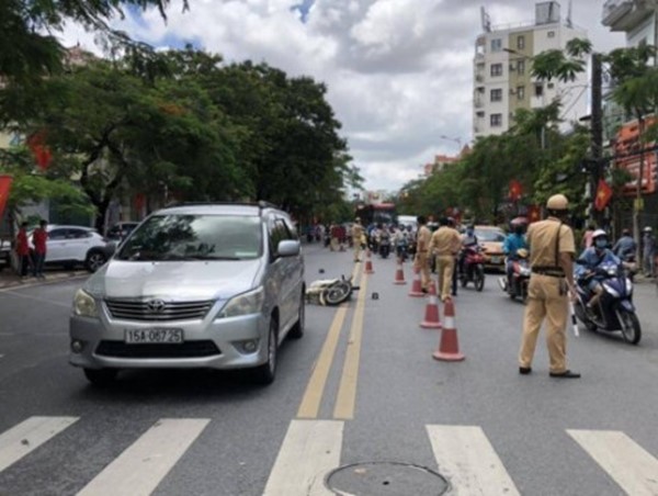 Xe máy va chạm ô tô khiến một nữ sinh viên tử vong