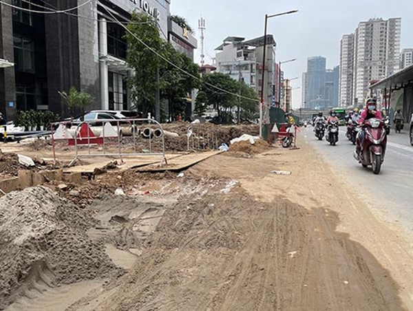 Thi công đào hè đường: Nhà thầu cẩu thả làm khổ dân