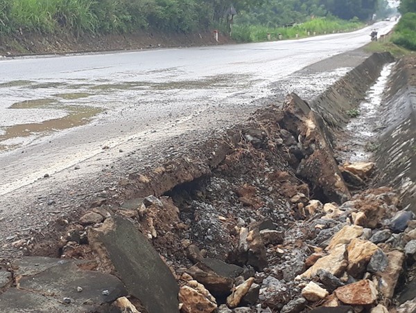 Đường mòn Hồ Chí Minh đoạn qua Nghệ An xuất hiện nhiều điểm xuống cấp, hư hỏng nặng