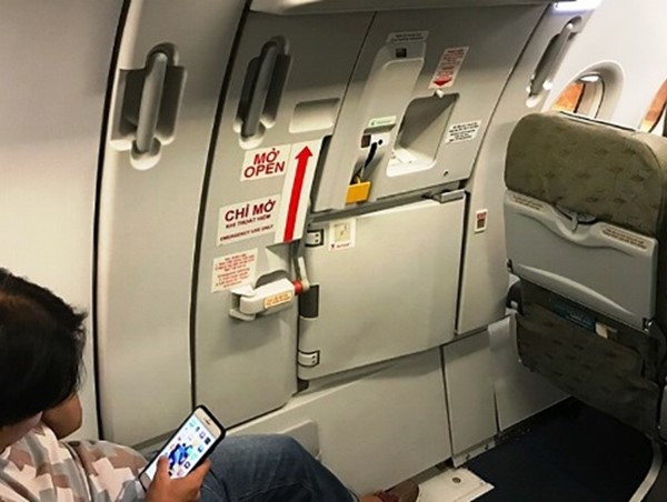 Cấm bay 9 tháng với hành khách tự ý mở cửa thoát hiểm