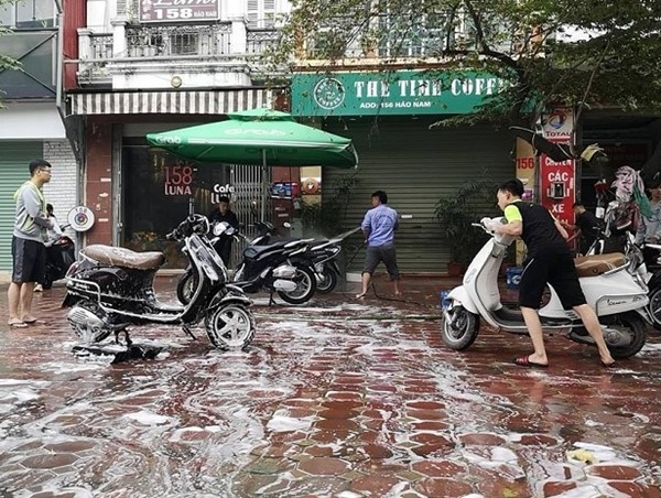 Nhiều bất cập từ dịch vụ rửa xe vỉa hè