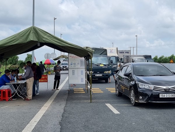 Nhiều người và phương tiện phải quay về khi đến Quảng Ninh