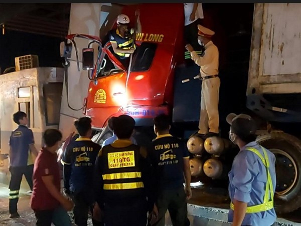 Giải cứu tài xế kẹt cứng trong cabin sau cú tông vào trạm thu phí trên cao tốc TP Hồ chí Minh - Trung Lương