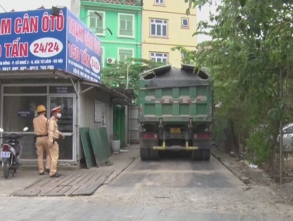 Quyết liệt xử lý xe quá khổ, quá tải trên tuyến đường 70