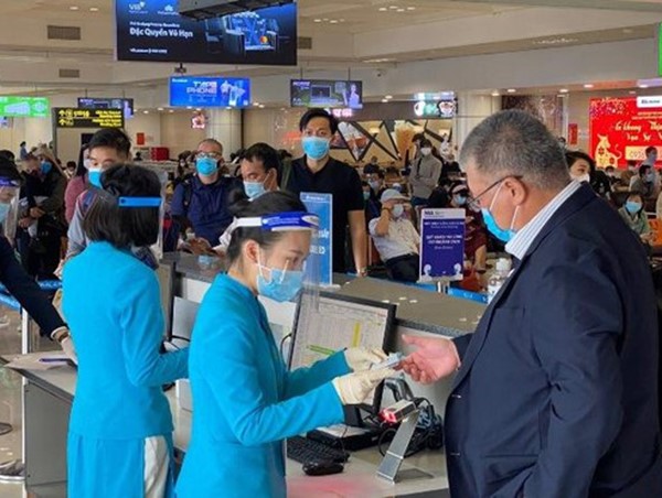 Sân bay Nội Bài thông tin việc hành khách tố dung dịch sát khuẩn toàn nước lã