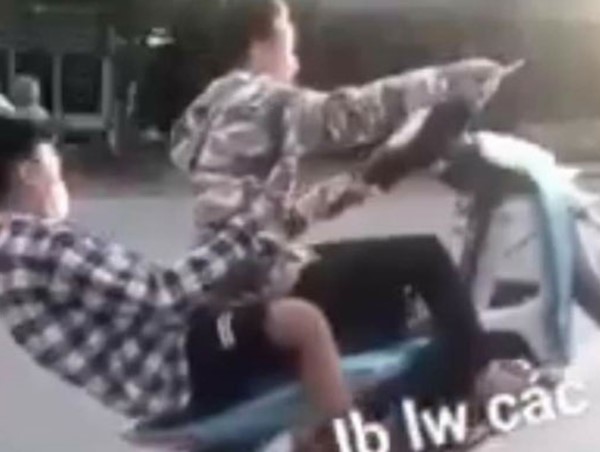 Nhận tin báo qua Facebook, công an xử phạt 2 thanh niên ''bốc đầu'' xe máy khi tham gia giao thông