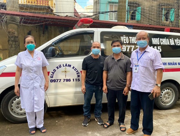 Xúc động 2 tài xế xứ Nghệ lái xe cứu thương về hỗ trợ chống dịch ở Bắc Giang