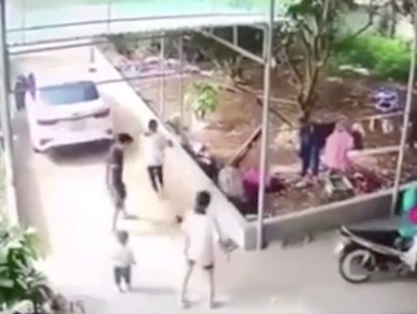 [Clip] Khoảnh khắc cháu bé bị ô tô cán tử vong ngay trong sân nhà