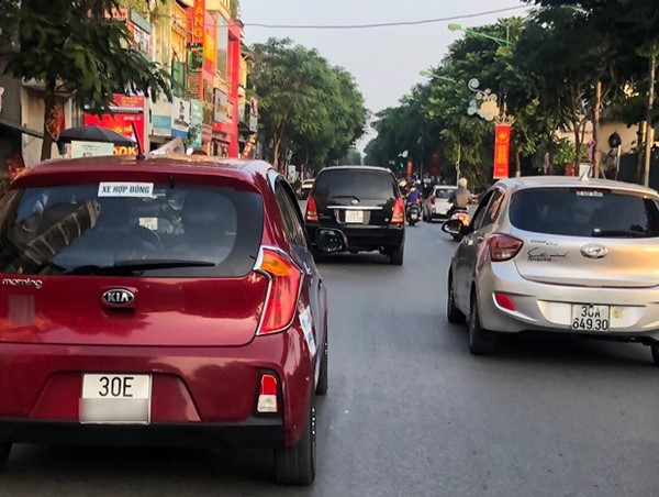 Lúng túng việc cấp, đổi phù hiệu “xe hợp đồng”