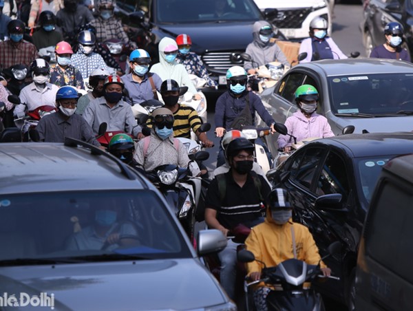 [Ảnh] Hà Nội: Dòng người ken cứng dưới nắng nóng tại trục đường Nguyễn Trãi - Trường Chinh sáng đầu tuần