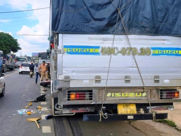 Va chạm với xe tải, nam thanh niên đi xe máy tử vong