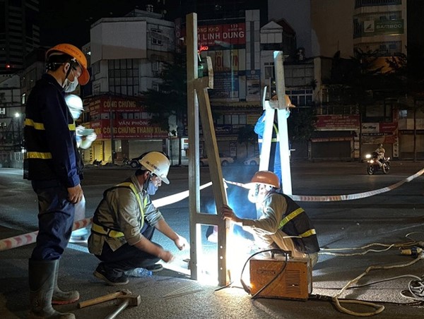 Chính thức đóng nút giao Tố Hữu - Lê Văn Lương phục vụ thi công hầm chui giao với Vành đai 3 trên cao