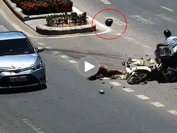 [Clip] Sang đường bất cẩn, người đàn ông bị ô tô húc bay