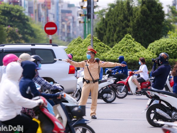 [Ảnh] Hà Nội: Lực lượng CSGT căng mình phân luồng dưới nắng nóng gay gắt