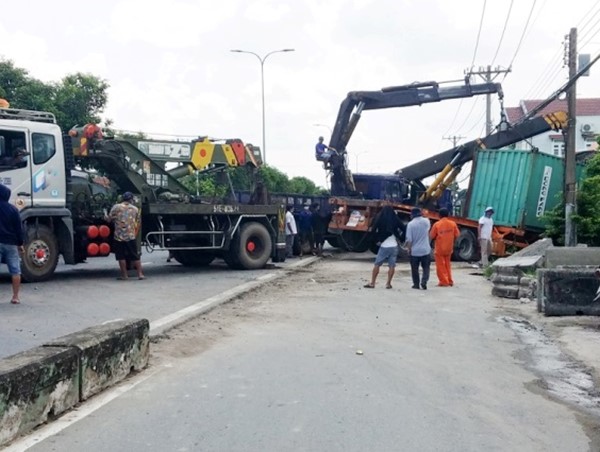 Tai nạn giao thông mới nhất hôm nay 2/6: Xe container húc dải phân cách, quốc lộ 22 ùn tắc hơn 3km