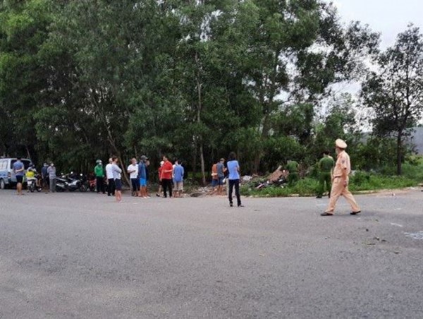 Xe máy lao vào bụi cỏ ven đường, 2 thanh niên tử vong