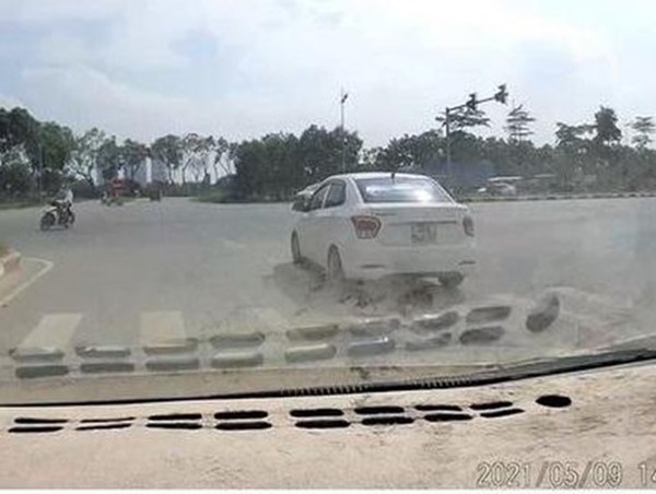 Phạt 4 triệu đồng, tước bằng 2 tháng với tài xế xe ô tô vượt đèn đỏ