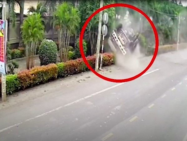 [Clip] Phi lên từ dốc với tốc độ cao, xe tải lật úp bên đường