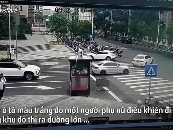 [Clip] Ô tô nghi mất kiểm soát, húc bay cabin có nhân viên bảo vệ bên trong