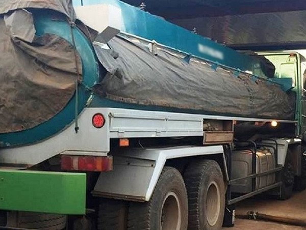 Xe bồn chở dầu điều mất lái đâm thủng 3 ki-ốt hàng tạp hóa