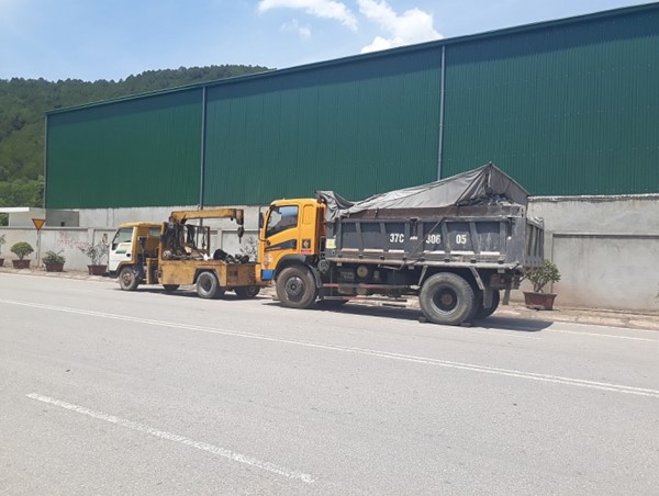 Tài xế xe tải “giam lỏng” Thanh tra giao thông hơn 3 giờ giữa cái nắng 41 độ C