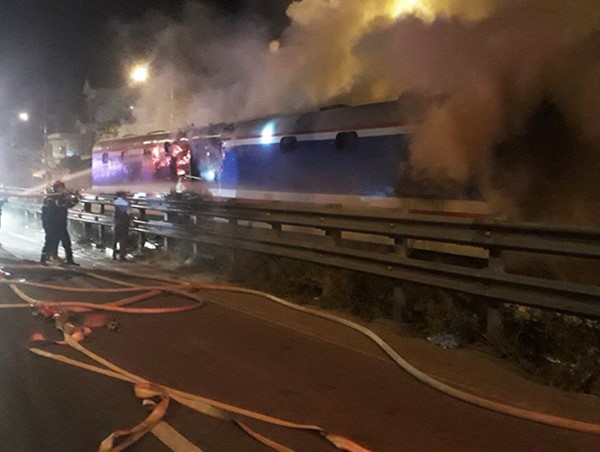 Tàu SE8 bốc cháy, hơn chục tấn hàng bị thiêu rụi