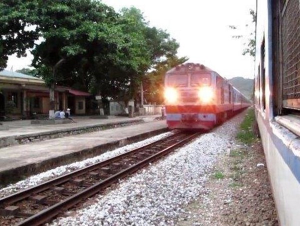 Đường sắt Bắc - Nam bị phong tỏa vì phát hiện bom sát đường ray