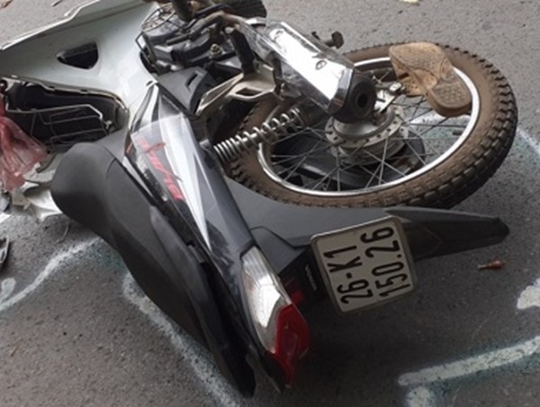 Va chạm giữa xe mô tô và ô tô trên Quốc lộ 6, một người bị thương nặng
