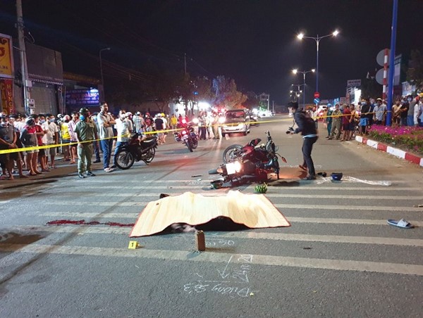 2 xe máy va chạm, 3 người thương vong
