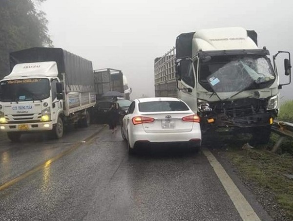 Tai nạn giao thông mới nhất hôm nay 4/6: 9 ô tô tông liên hoàn, Quốc lộ 6 ùn tắc
