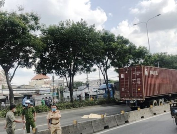 Nam thanh niên tử vong dưới gầm xe tải, nghi do tự tử