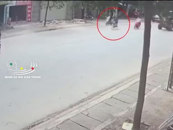 [Clip] Khoảnh khắc xe máy xúc đi ẩu, cán trúng người đàn ông đi xe đạp