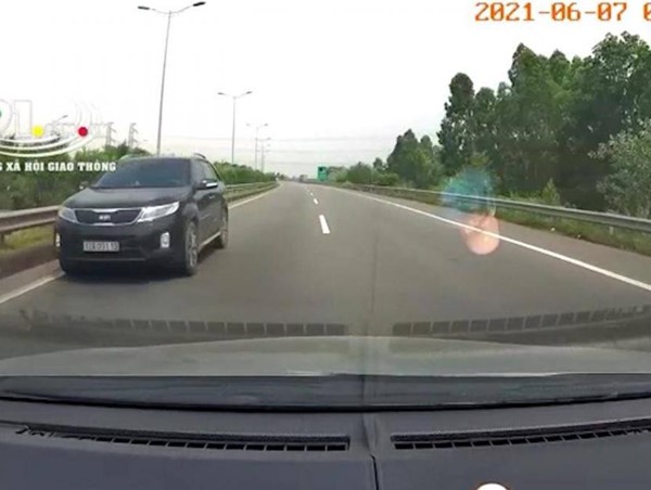 [Clip] Xe ô tô 5 chỗ bất chấp nguy hiểm đi ngược chiều trên cao tốc Nội Bài - Lào Cai