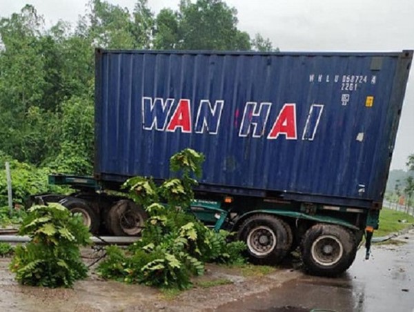 Xe container phanh gấp lao đổ cột đèn và nhiều cây xanh
