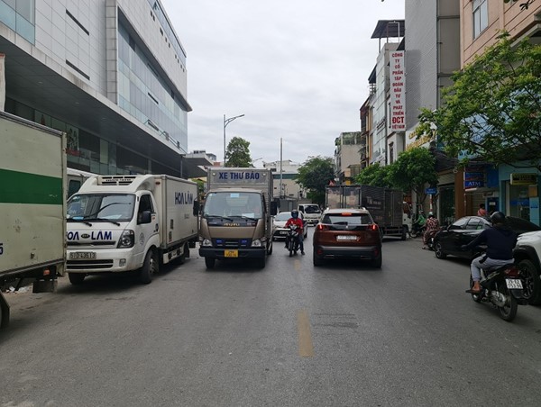 Đường Lê Trọng Tấn ùn tắc vì xe thư báo