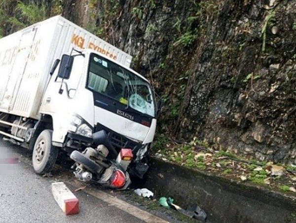 Tai nạn giao thông mới nhất hôm nay 8/6: Va chạm xe tải trên Quốc lộ 6, người phụ nữ tử vong tại chỗ