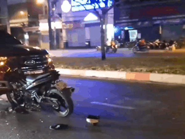 [Clip] Xe máy đâm trực diện ô tô, người đàn ông tử vong mắc vào cửa xe tải