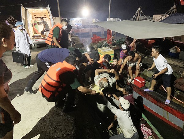 Thừa Thiên Huế: Sà lan đâm chìm tàu cá ở cửa biển, 1 thuyền viên bị thương nặng