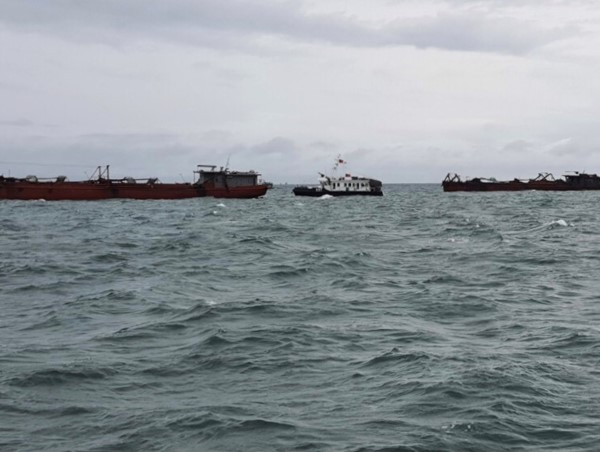 Bắt 5 xà lan nhập cảnh trái phép từ Campuchia về Việt Nam