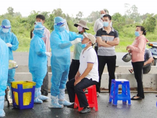 Lấy mẫu xét nghiệm SARS-CoV-2 cho toàn bộ công nhân dự án Trung Lương - Mỹ Thuận