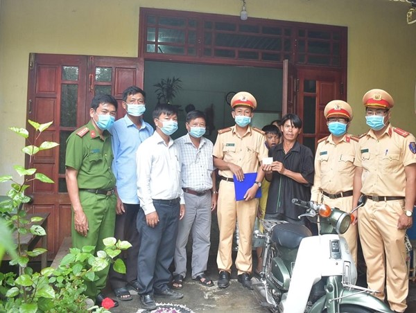 Người đàn ông ở Quảng Ngãi được tặng xe máy sau khi bị… tịch thu xe