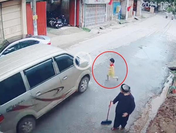[Clip] Thót tim cảnh cháu bé lao sang đường suýt bị ô tô tông trúng