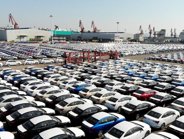 Thị trường ô tô, xe máy gặp khó