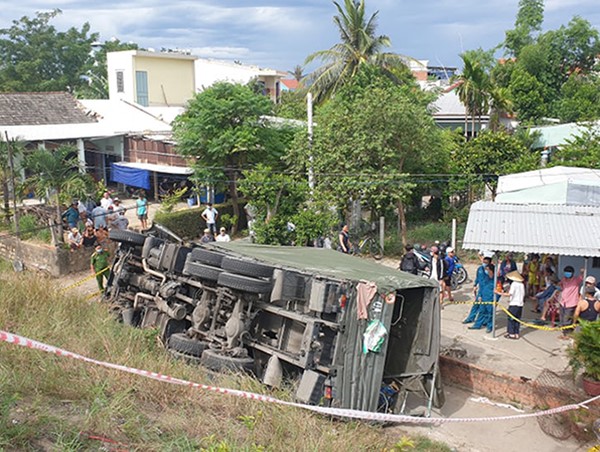Quảng Nam: Xe quân sự lao xuống vực, 2 người thương vong