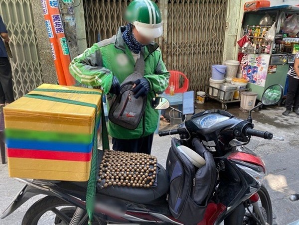 Mua sắm trực tuyến lên ngôi, shipper kiếm nửa triệu mỗi ngày